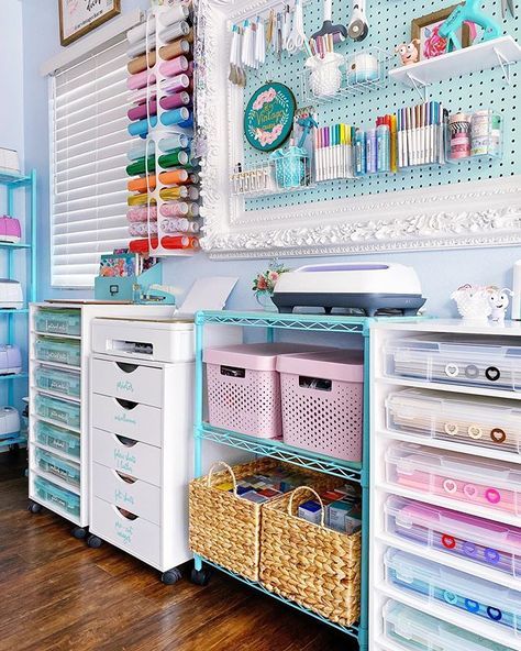 Tiffany Hayter on Instagram: “Happy Saturday Friends! My 3 tier cart that used to house my @officialcricut machines just found a new home in my craft space. 💕 I filled…” Room Craft Ideas, Cricut Room, Office Craft Room Combo, Craft Room Organisation, Craft Shed, Craft Closet, Sewing Room Design, Business Setup, Dream Craft Room