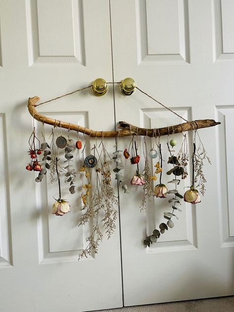 Hanging Plants Ideas, Dried Flower Wall, Dried Flowers Diy, Hantverk Diy, Decoration Vitrine, Plants Ideas, Witchy Crafts, Art Attack, בר מצווה