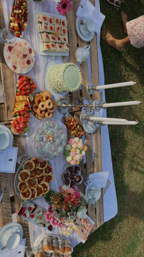 Sweet 16 Picnic Aesthetic, Bday Lunch Ideas, Vintage 18th Birthday Party Ideas, 21st Picnic Party, Birthday In Garden Ideas, Garden Party Setup, 20th Birthday Food Ideas, 17th Birthday Food Ideas, Picnic Party Ideas Food