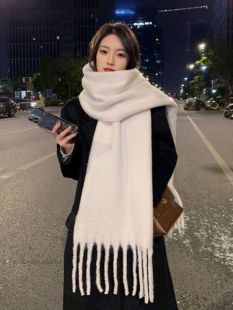 Asian Winter Fashion, Scarf Around Neck, Moving To Nyc, Thick Scarf, Casual Knitwear, Fashion Outfits Casual, Woman Sweater, Winter Shawl, Winter Fashion Outfits Casual