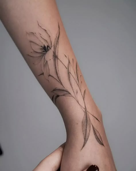 Abstract Flower Tattoos, Blatt Tattoos, Delicate Flower Tattoo, Tiny Flower Tattoos, Tattoo Shading, Vine Tattoos, Floral Tattoo Sleeve, Geniale Tattoos, Plant Tattoo