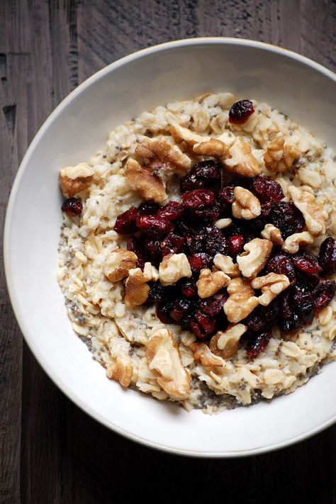 cranberry walnut chia seed oatmeal - a filling and deliciously healthy start to the day! // cait's plate Chia Seed Oatmeal, Walnut Oatmeal, Perfect Oatmeal, Nutrient Rich Foods, Gluten Free Breakfasts, Easy Dishes, Oatmeal Recipes, Breakfast Recipes Easy, Easy Breakfast