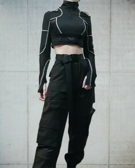 Futuristic Clothing Aesthetic, Dark Cyberpunk Outfit, Women’s Techwear, Cyberpunk Clothes Women, Techwear Women Aesthetic, Tactical Fashion Women, Warcore Outfits Girl, Techcore Fashion, Tech Aesthetic Outfits