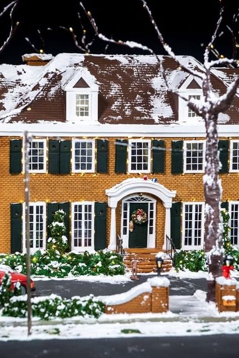 Home Alone House Interior, Home Alone Gingerbread House, Famous Christmas Movies, Home Alone House, Adult Lego, Realistic Home, Home Alone Movie, Gingerbread House Designs, Gingerbread Ideas