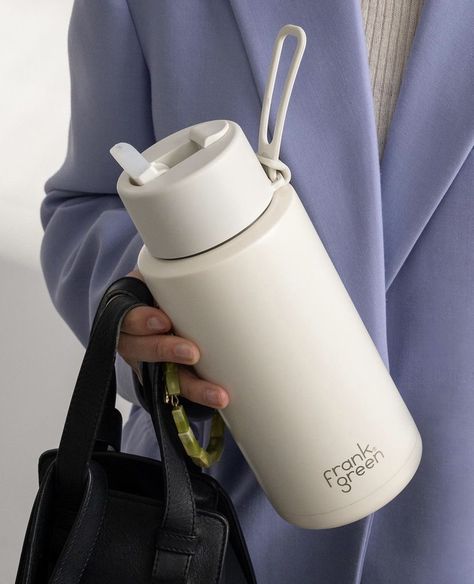 Water Bottle Frank Green, Aesthetic Water Bottle With Straw, Frank Green Water Bottle Aesthetic, Aesthetic Thermos, White Frank Green, Aesthetic Tumbler Bottle, Termo Aesthetic, Cute Water Bottles Aesthetic, Frank Green Aesthetic