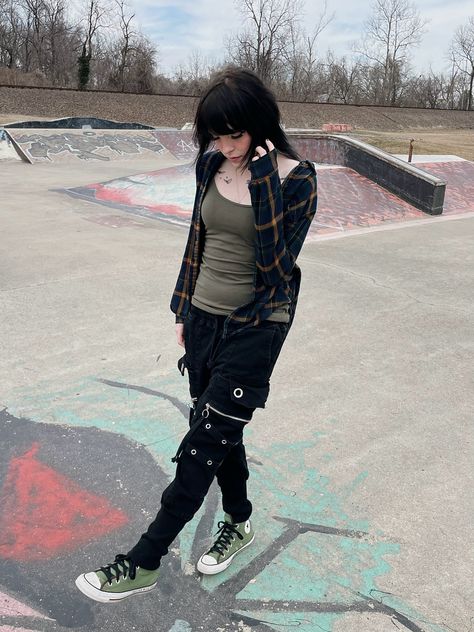 Sporty Goth Aesthetic, Skate Girl Aesthetic Outfit, Grunge Skater Girl, Holly Core, Punk Girl Fashion, Alt Girl Fashion, Grunge Girl Aesthetic, Aesthetic Skater, Grunge Egirl