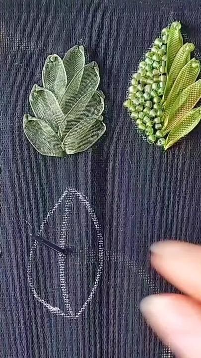 Neeti Mohan, Sulaman Pita, Silk Ribbon Embroidery Patterns, Projek Menjahit, Christmas Patchwork, Ribbon Embroidery Tutorial, Embroidery Lessons, Folded Fabric, Basic Embroidery Stitches