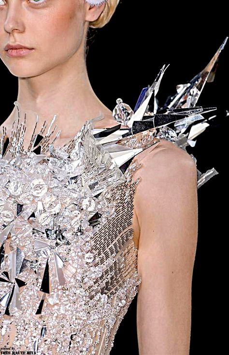 #robe #merveilleuse #défilé #princesse #mode #grandscouturiers #dress #marvellous #catwalk #princess #valentinyudashkin Detail Couture, Valentin Yudashkin, Miroslava Duma, Ice Princess, Futuristic Fashion, Red Queen, Jenny Packham, Ice Queen, Snow Queen