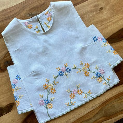 Free Box Top Sewing Pattern, Linen Sewing Ideas, Tablecloth Clothing, Tablecloth Top, Embroidery Pillowcases, Embroidered Linen, Vintage Tablecloths, 자수 디자인, Diy Sewing Clothes