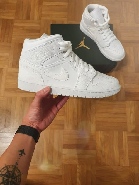 White Air Jordan 1 Outfit Women, Jordan 1 White Outfit, Jordans 1 White, Triple White Jordan 1, Air Jordan 1 Triple White, White Jordans Outfit, All White Jordans, All White Jordan 1, Jordan 1 Mid Triple White