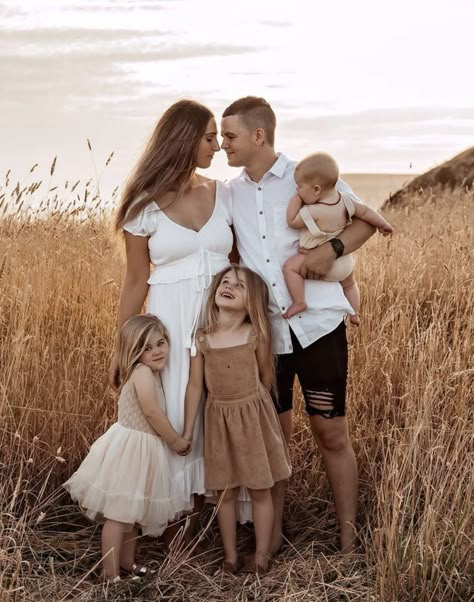 Family Of 5 Photography Poses, Wheat Field Family Photoshoot, End Of Summer Family Photos, Romantic Family Photos, Family Of 5 Family Pictures, Family Boho Photoshoot, Grass Family Photoshoot, Fall Family Photos 2024, Family Field Photoshoot