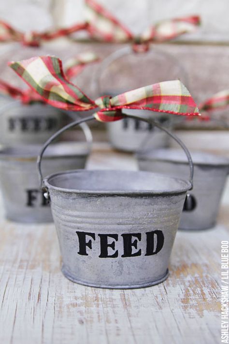 Ideas for DIY Rustic Christmas Ornaments Tiny Metal Feed Buckets. Use small tin galvanized metal buckets from Michaels to make these farm themed ornaments. Western Ornaments Diy, Western Christmas Tree Ideas, Cowboy Christmas Decorations, Cowboy Christmas Tree Ideas, Diy Rustic Christmas Ornaments, Western Christmas Ornaments, Western Ornaments, Country Ornaments, Diy Christmas Ornaments Rustic