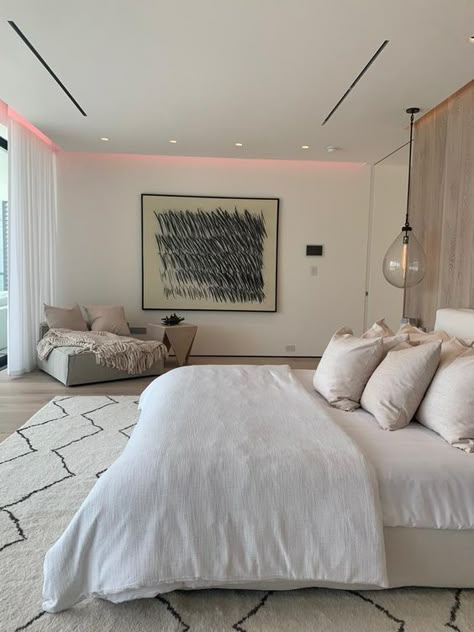 Big Bedroom Ideas Aesthetic, Luxury Bedroom Aesthetic, Miami Bedroom, Minimalist Bedroom Ideas, Stylish Bedroom Decor, Big Bedrooms, Chic Bedding, Fall Decorating Ideas, Redecorate Bedroom