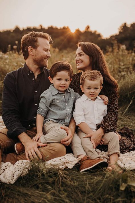 Routine For Toddlers, Family Session Poses, Fall Photoshoot Family, Outdoor Family Photoshoot, Big Family Photos, Hidden Doors, Cute Family Photos, Family Photos With Baby, Family Photoshoot Poses