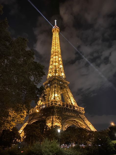 Paris France Aesthetic Night, Paris Travel Photos, Aesthetic France Pictures, Travel Aesthetic France, Traveling Aesthetic Vision Board, Travel France Aesthetic, Travel Paris Aesthetic, France Vision Board, Classic Vibes Aesthetic