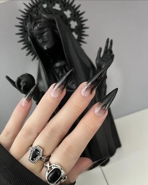 Ongles Goth, Aesthetic Antique, Nails Spooky, Gothic Homes, Vampire Nails, Acrylic Nails Stiletto, Girls Nail Designs, Artist Decor, Witch Nails