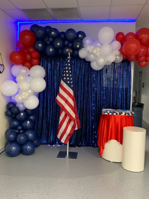 Flag Day Decorations Party Ideas, American Decorations Party, Veteran Party Ideas, Usa Balloon Garland, Americana Party Decor, American Birthday Party Theme, Patriotic Themed Party, Usa Theme Party Decorations, Patriotic Photo Booth