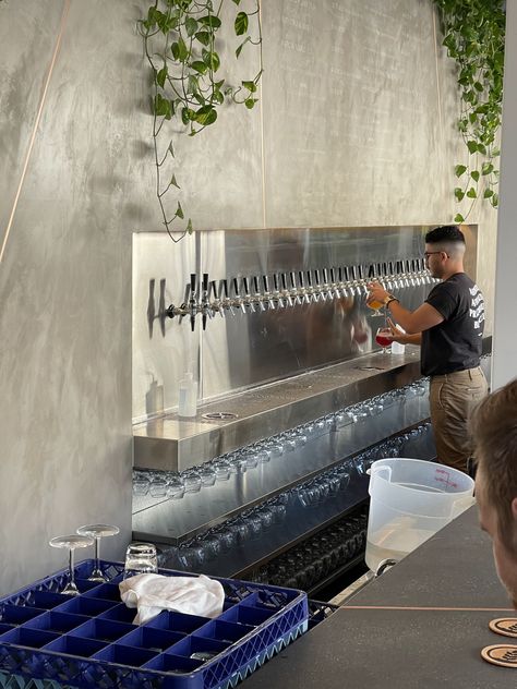 Beer Cafe Design, Taproom Design Brewery, Tap Room Brewery Design, Craft Beer Bar Design, Brewery Bar Design, Brewery Interior Design, Taproom Design, Wood And Metal Bar, Cafe Restaurant Interior