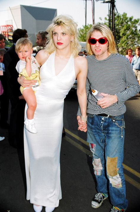 Kurt Cobain and Courtney Love Courtney Love Kurt Cobain, Halloween Costume Homemade, Kurt Cobain Outfit, Courtney Love 90s, Costume Homemade, 1990s Fashion Trends, Fashion Guys, Kurt And Courtney, Frances Bean Cobain