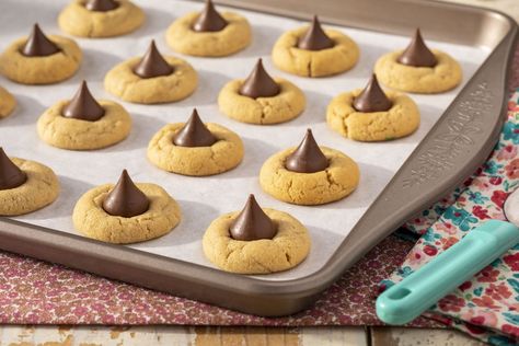 Peanut Butter Blossoms Are a Chocolate-Lover's Dreamthepioneerwoman Peanut Butter Blossom Cookies Pioneer Woman, Pioneer Woman Peanut Butter Cookies, Hersey Kisses Cookies, Hersey Kiss Cookies, Kiss Cookie, Classic Holiday Desserts, Kiss Cookie Recipe, Peanut Butter Blossoms Recipe, Superbowl Desserts