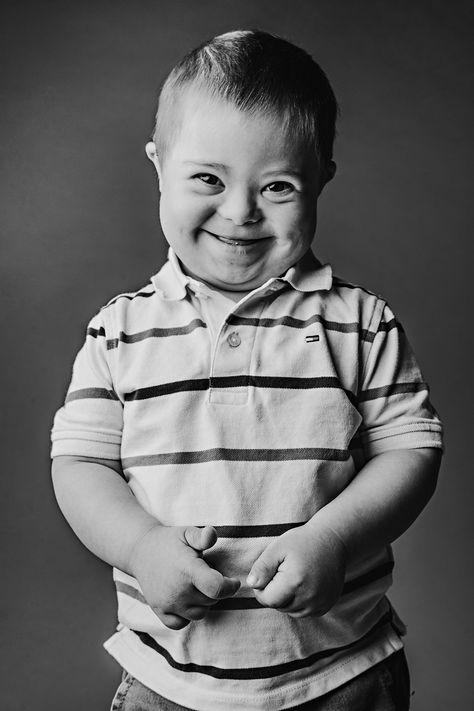 Photographer Shines Spotlight on Kids and Adults with Down Syndrome in 'Believe With Me' Series Down's Syndrome Art, Looking Down, Down Sydrome, Kids Reference, Kids With Disabilities, Down's Syndrome, People Smiling, Disabled Children, Photography People