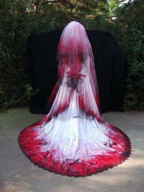 Bloody wedding dress Halloween Wedding Dresses, Zombie Wedding, Christmas Wedding Dresses, Vampire Wedding, Red And White Wedding, Halloween Wedding Ideas, Halloween Themed Wedding, Red Wedding Dress, Gothic Wedding Dress