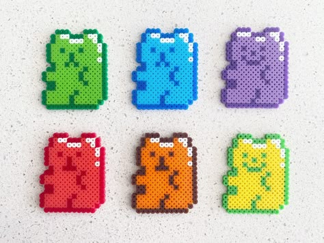 Perler Gummy Bear, Bead Art Template, Gummy Bear Perler Bead Pattern, Bead Art Flower, Small Melty Beads Patterns, It Perler Beads, Perler Beads Without Black, Perler Small Designs, Pearler Beads Keychain