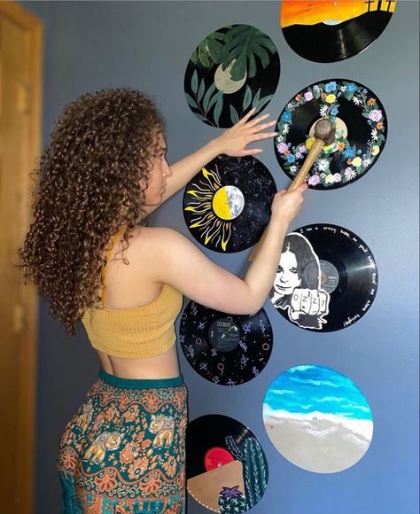 Vinyl Disc Decoration Wall, Painted Vinyls On Wall, Painted Records Vinyl Easy, Painted Vinyl Records Wall Art, Painted Records Vinyl, Vinyl Record Painting Ideas, Vinyl Record Art Wall, Vinyl Record Wall Decor, Record Painting Ideas