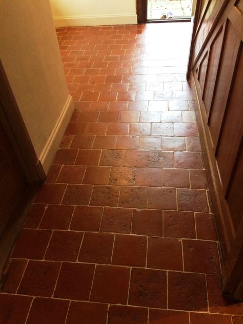 Red Tile Floor Living Rooms, Brown Tile Floor Kitchen, Quarry Tiles Kitchen, Tiled Hallway Floor, Old Hallway, Linoleum Kitchen Floors, Red Tile Floor, Quarry Tile Floor, 18th Century Farmhouse