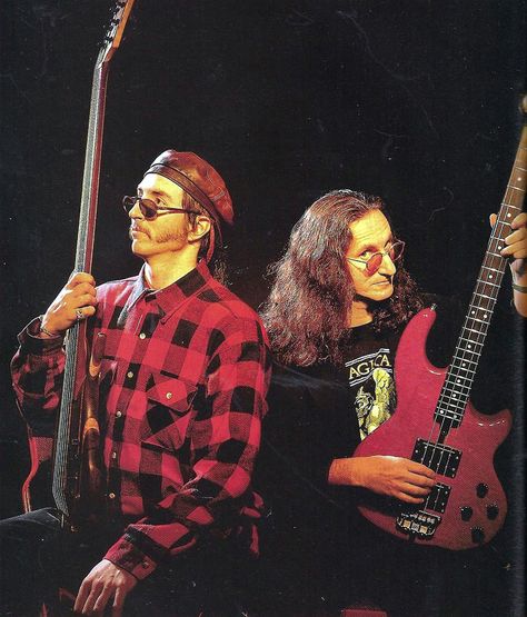 The most awesome photo I've seen a while: Geddy Lee & Les Claypool posing like gods. Rush Geddy Lee, Music Medicine, Les Claypool, Geddy Lee, Rush Band, Alex Lifeson, Neil Peart, Bass Guitarist, Bass Players