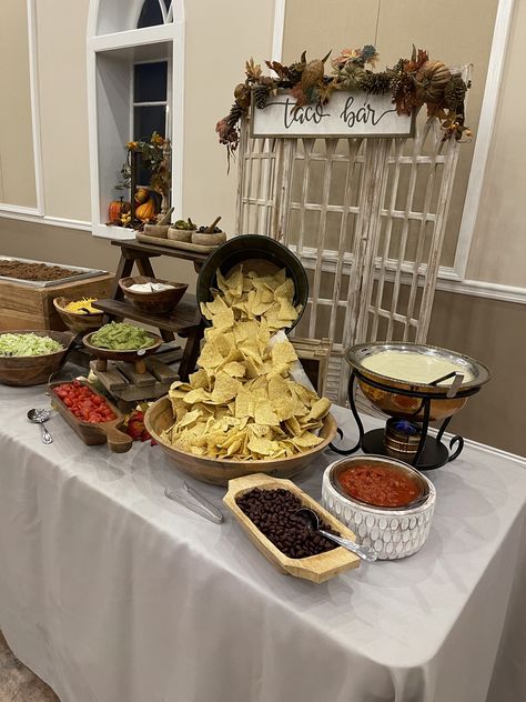 Appetizer Wedding Reception Food Bars, Mexican Food Display Ideas, Chipotle Wedding Buffet, Taco Bar Display Wedding Reception, Rustic Wedding Taco Bar, Margarita Brunch Ideas, Wedding Bar Food Ideas, Nacho Bar For Graduation Party, Nacho Station Wedding