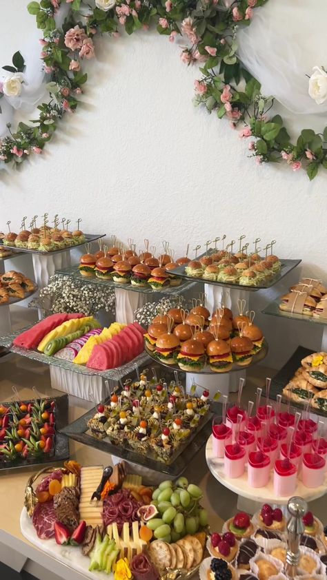 Food Catering Ideas Buffet Tables, Housewarming Party Food, Fruits Party, Shower Foods, Food Display Table, Wedding Buffet Food, Food Tiktok, Wedding Food Stations, Amazing Food Platters