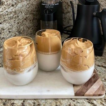 Receta de Café Dalgona - Clarín.com Resep Starbuck, Aesthetic Drinks, Whipped Coffee, Coffee Aesthetics, Coffee Obsession, Makanan Diet, Coffee Drink Recipes, Red Thread, Milk Cow