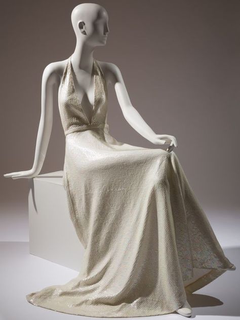 “Yves Saint Laurent + Halston: Fashioning the ‘70s” opens November 7 and runs through March 6. At The Baker Museum at Artis-Naples, Florida. /// #YSLhalston Halston Dress, Printed Gowns, Fashion Institute, 1970s Fashion, 70s Dress, Historical Fashion, 70s Fashion, Fashion History, Fancy Dresses