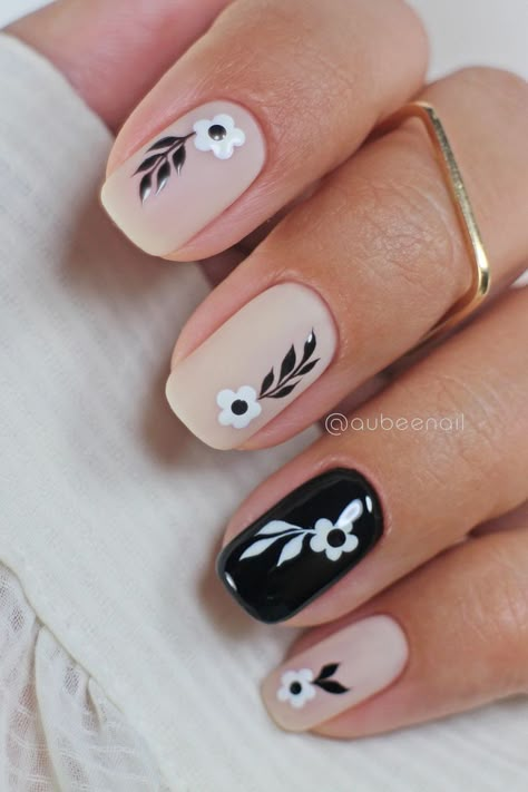 Teen Nail Art, Black And White Nail Art, Shellac Nail Art, Quick Nail Art, Art Deco Nails, Beauty Hacks Nails, Hello Nails, Dot Nail Art, Fall Nail Art Designs