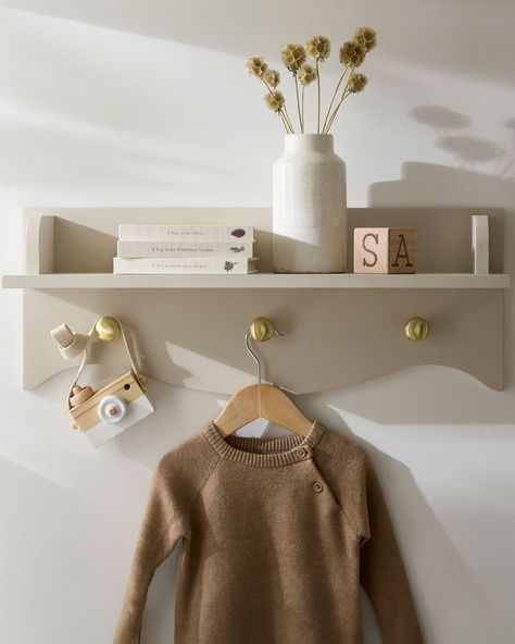 Dreamy little spaces💘💘💘💘 📸 via @pinterest #nurserydecor #nursery #neutralaesthetic #neutraldecor #neutrals #neutralbaby #beigeaesthetic Neutral Vintage Nursery, Nursery Shelving Ideas, Nursery Shelf Styling, Nursery Shelving, Nursery Wall Shelf, Plan The Day, Baby Room Shelves, Nursery Shelf Decor, Cot Bed Mattress