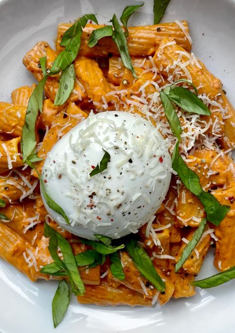 Tomato Burrata Pasta, Pasta With Burrata, Burrata Pasta, Burrata Recipe, Creamy Tomato Pasta, Tomato Pasta, Chilli Flakes, Creamy Pasta, Rigatoni