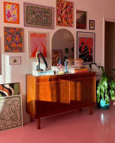 Post Modern Design Interior, 70s Aesthetic Home Office, Post Modernism Interior Design, Modern Quirky Living Room, 70s Style Office, 70s Style Apartment, Blue 70s Aesthetic, 70s Aesthetic Living Room, Retro Home Aesthetic