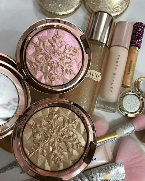 Mac Highlighter, Highlighting Makeup, Mac Makeup Looks, Koleksi Makeup, Aesthetic Cosmetics, Makeup Highlighter, Makeup Mac, Pinterest Makeup, Makeup Palettes