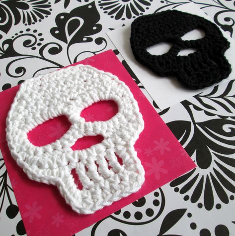 Ravelry: SKULLS!! by Robin Brzozowski Crochet Skull Patterns, Crochet Skull, Crochet Appliques, Crochet Halloween, Holiday Crochet, Halloween Crochet, Crochet Applique, Crochet Motifs, Yarn Projects