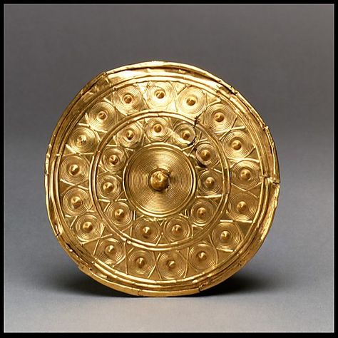 Late Bronze Age Gold Disk From A Reel  --  Circa 800 BCE  --  Excavated in Ireland  --  Metropolitan Museum of Art Gold Artifacts, Celtic Ireland, Ancient Ireland, Ancient Jewels, Ancient Celts, Ancient Jewellery, Irish Culture, Handmade Gold Jewellery, Art Ancien