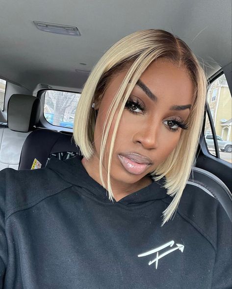 Blond Bob With Dark Roots, Black Roots Blonde Hair Short, Blonde Ombré Bob, Blonde Bob Brown Roots, Blonde Ombre Bob Black Women, Platinum Blonde Bob Black Women, Blonde Bob Black Women Dark Roots, Blonde Bob With Brown Roots, Blond Bob Black Women