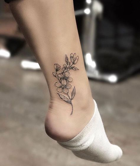 Les 50 plus beaux tatouages à la cheville Carnation And Hawthorn Tattoo, Ankle Tattoo Ideas, Sanskrit Tattoo, Ankle Tattoo Designs, Sailor Jerry Tattoos, Ankle Tattoos For Women, Anklet Tattoos, Foot Tattoos For Women, Tattoos For Women Flowers