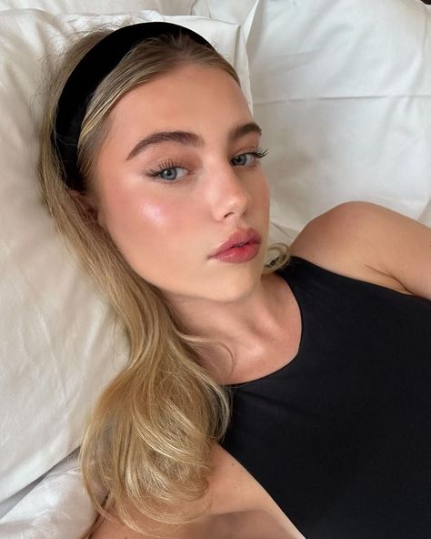 All Posts • Instagram Annie Shr, Boys Of Tommen Series, Chloe Walsh, Blonde Hair Blue Eyes, Estilo Preppy, Selfie Poses, Fame Dr, Blonde Girl, Face Claims