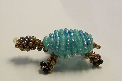 Free detailed tutorial with step by step photos on how to make a turtle out of seed beads and wire in the technique of 3D beading. Great for beginners! 3d Beaded Animals, Seed Bead Animals, Free Beading Tutorials, Bead Animals, 3d Beading, Beads Candy, Turtle Pattern, Jewerly Making, Seed Bead Patterns