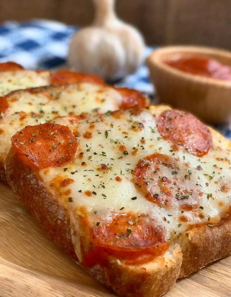 Texas Toast Garlic Bread Pizza Texas Toast Pizza Recipe, Texas Toast Garlic Bread Pizza, Garlic Bread Pizza Texas Toast, Garlic Toast Pizza, Texas Toast Pizza, Toast Garlic Bread, Pizza Type Recipes, Texas Toast Garlic Bread, Pizza Toast