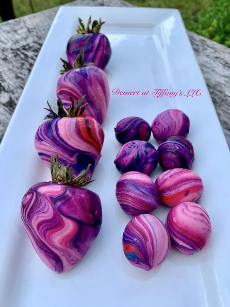 Pink And Purple Chocolate Covered Strawberries, Gourmet Strawberries, Candy Covered Fruit, Strawberries And Grapes, Candied Grapes Recipe, Candied Grapes, Marbled Chocolate, Covered Strawberries Bouquet, Candy Grapes