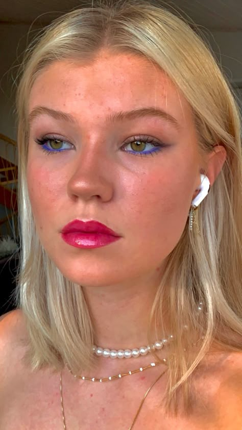 Blue eyeliner under eye colorful color miner under eye Blue Eyeliner Blonde Hair, Mama Mia Makeup Ideas, Coloured Eyeliner Ideas, Colored Eyeliner Waterline, Simple Blue Eyeliner Look, Mamma Mia Party Makeup, Blue Waterline Eyeliner, Blue Mascara Looks Blue Eyes, Eye Makeup No Mascara