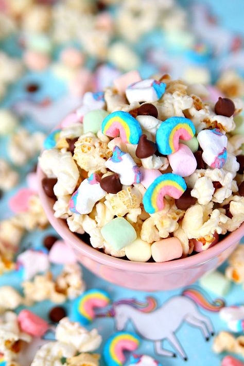 Unicorn Snack Mix - A magical snack mix full of kettle corn, marshmallows, and chocolate chips. #nationalunicornday #unicorn Kettle Corn Popcorn, Unicorn Treats, Easy Snack Ideas, Unicorn Craft, Unicorn Fairy, Birthday Party Snacks, Pin Diy, Unicorn Crafts, Delicious Brownies