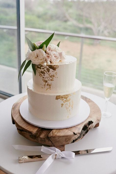 I like the idea of incorporating gold accents but this placement seems a bit too chaotic/random to me Wedding Cake Two Tier, Log Cake Stand, White And Gold Wedding Cake, Log Cake, Wedding Cake Photos, Buttercream Wedding Cake, Wooden Log, Engagement Cakes, Simple Wedding Cake